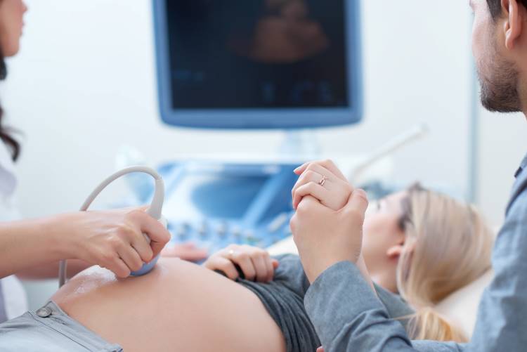 ultrasound pregnancy husband hold wife's hand