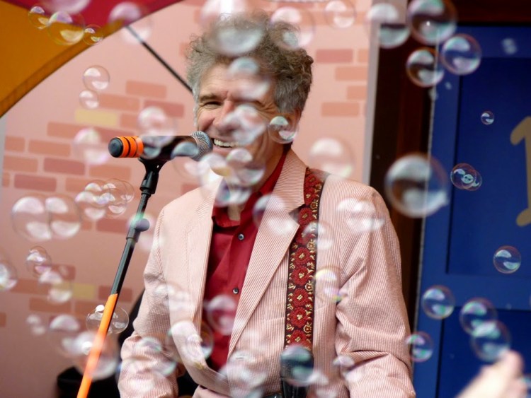 Dan Zanes bubbles