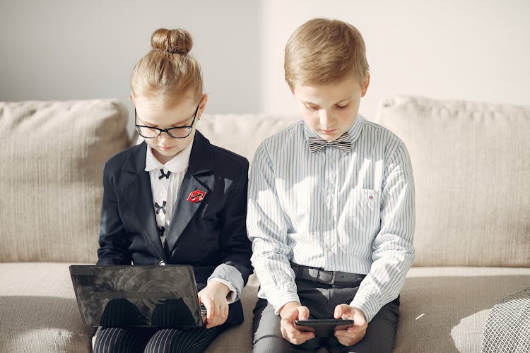 kids pretend to work from home